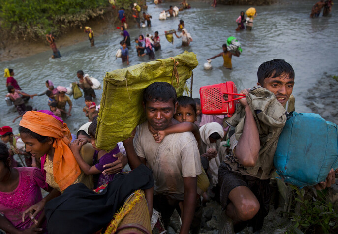 로 힝야 족이 2017 년 11 월 1 일 (현지 시간) 미얀마 국경을 넘어 방글라데시 빠 론 할리를 실시하고있다.  적어도 2000 명 이상의 지쳐 배가 힝야 난민이 박해를 피해 나프 강을 건너 입국 허가를 기다리고있다.  팔 론 할리 / AP 연합 뉴스
