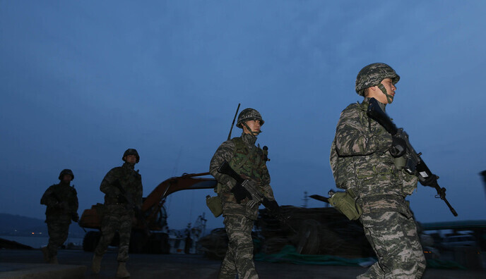 해병대원들이 해안 경계근무를 서고 있다. 사진은 김봉규 선임기자가 2013년 4월14일 오전 서해 연평도에서 촬영했다.