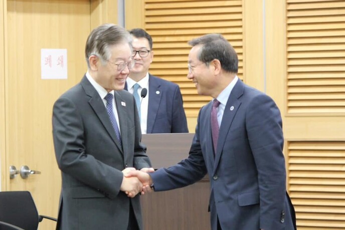 이재명 더불어민주당 대표와 유정복 인천시장이 8일 국회 당정협의회에서 만나 악수를 하고 있다. 이재명 대표 페이스북 갈무리