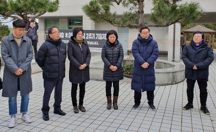 고 이민호군 유족과 제주공대위 등 관계자들이 19일 오전 제주시 양지공원에서 고 이민호군 2주기 기일제를 올렸다.