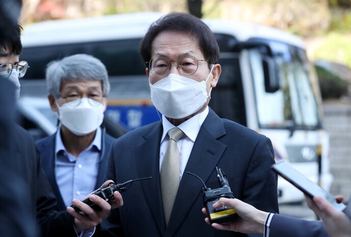 조희연 서울시교육감이 15일 서초동 서울중앙지법에서 열리는 ‘해직교사 부당채용’ 의혹 관련 1차 공판에 출석하고 있다. 연합뉴스