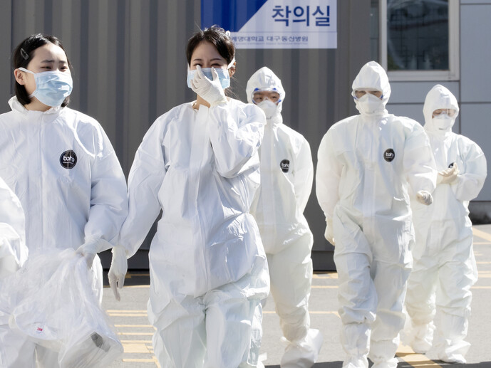 11일 오후 대구시 중구 계명대학교 대구동산병원에서 의료진이 교대 근무를 위해 방호복을 입고 신종 코로나바이러스 감염증(코로나19) 환자들이 있는 병동으로 향하고 있다. 연합뉴스