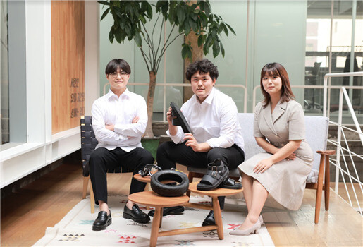 서울시립대 학생들이 창업한 회사 ‘트레드앤그루브’는 타이어 업사이클링 수제화 상품화에 성공했다. 서울시립대 제공