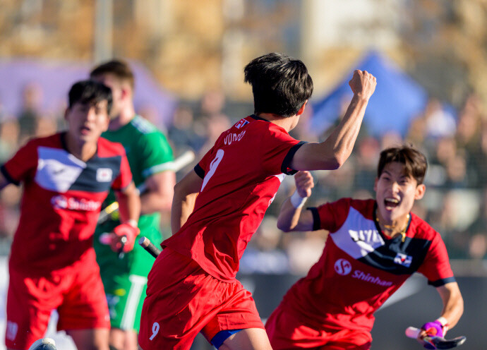 한국 남자하키 대표 선수들이 22일(한국시각) 스페인 발렌시아에서 열린 2024 파리올림픽 남자 하키 최종예선 대회 3~4위 결정전에서 골을 성공시킨 뒤 기뻐하고 있다. 대한하키협회 제공