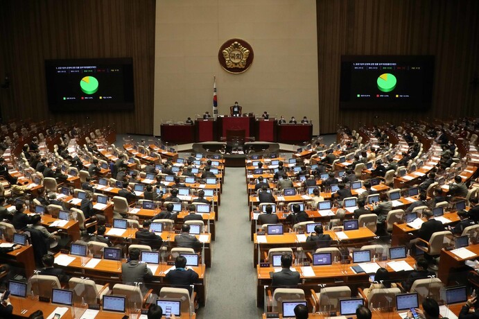 11일 오후 국회에서 ‘공공기관 운영에 관한 법률 일부개정법률안'(노동이사제)에 대한 표결이 이뤄지고 있다. 연합뉴스