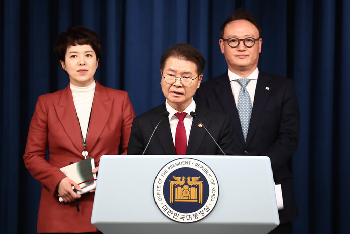 이정식 고용노동부장관(가운데), 김은혜 홍보수석(왼쪽), 안상훈 사회수석비서관이 20일 오후 서울 용산구 대통령실 브리핑실에서 노조회계 투명성에 대한 대통령과의 만남에 대해 브리핑하고 있다. 윤운식 기자