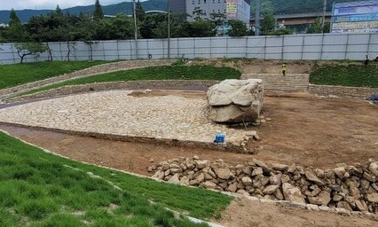 원래 묘역의 박석을 뽑아내 세척한 뒤 무단 복구한 김해시 구산동 지석묘의 현재 모습. 세계 최대규모인 상석 아래 왼쪽 영역의 박석을 모두 뽑아낸 뒤 보도블록을 깔듯 다시 촘촘하게 박아놓았다. 문화재청 제공