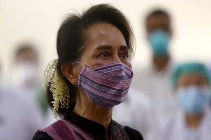 아웅산 수치 미얀마 국가고문이 27일 수도 네피도의 한 병원에서 의료진들이 코로나19 백신을 맞는 것을 지켜보고 있다. AP 연합뉴스
