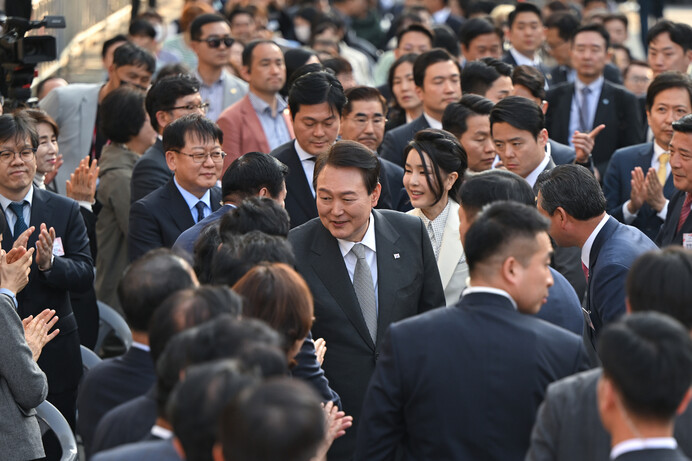 윤석열 대통령이 지난 1일 대구 서문시장에서 시민들과 인사를 나누고 있다. 대통령실 제공