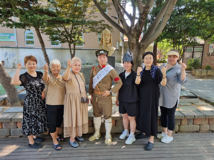 올해 7월 광주 고려인마을 주민들이 광주 광산구 월곡동 홍범도 흉상 앞에서 기념촬영을 하고 있다.고려인마을 제공