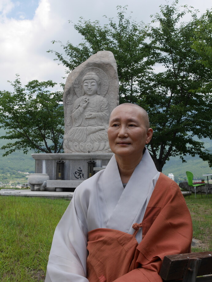 울산광역시 울주군 상북면 정토마을자재병원장 능행 스님이 약사여래상 앞에 앉았다. 조현 종교전문기자