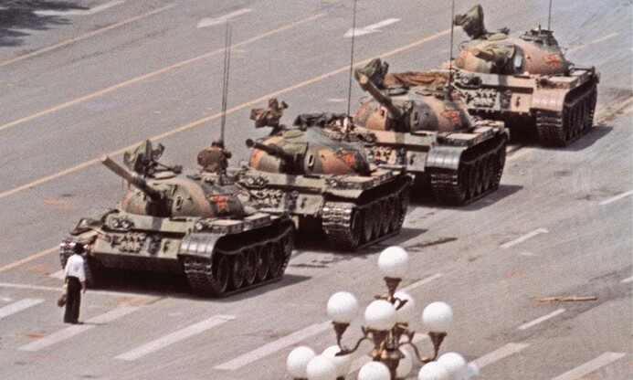 1989년 6월 중국 톈안먼 민주화운동의 상징이 된 탱크맨. AP 연합뉴스