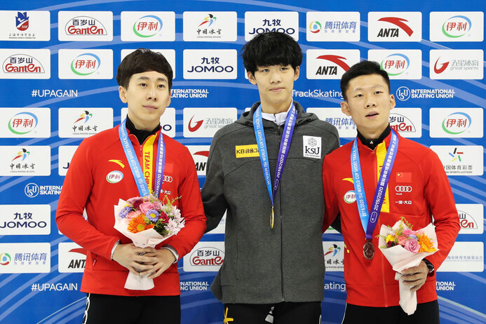 남자 1500m 금메달을 딴 이준서(가운데). 국제빙상경기연맹(ISU) 누리집