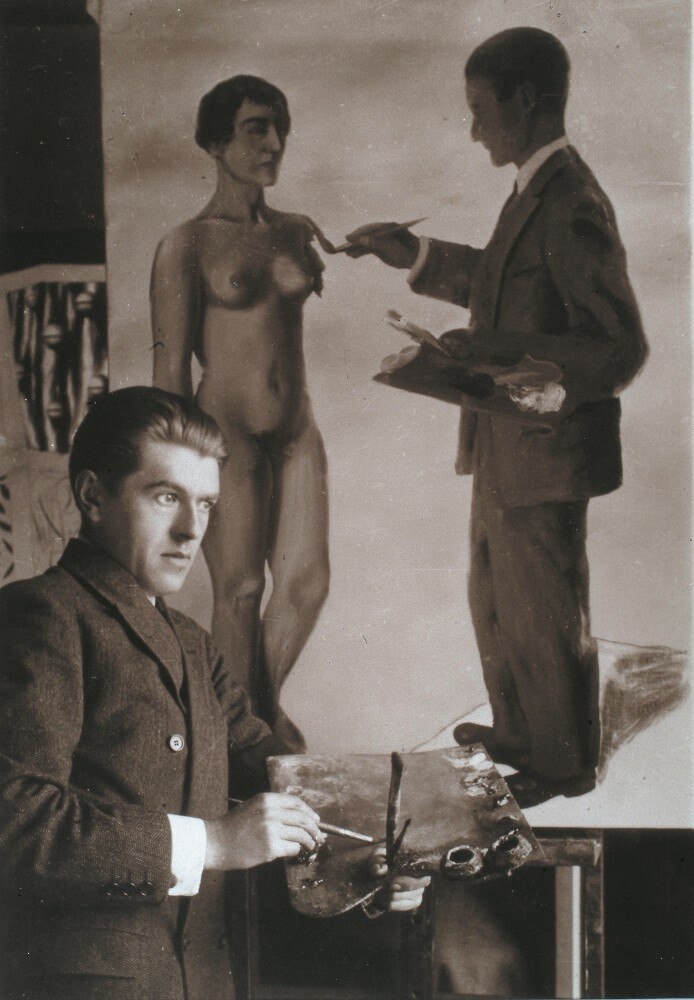 불가능을 시도하다_작품 앞에 서있는 르네 마그리트, 1928