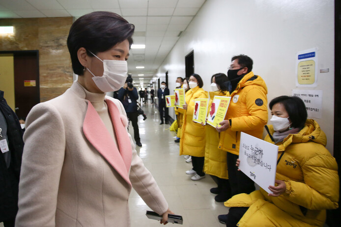 백혜련 법제사법위원회 법안심사제1소위원회 위원장(더불어민주당 왼쪽)이 7일 국회에서 열린 법안심사 1소위원회의실로 향하는 동안 정의당 강은미 원내대표 등 의원들이 "중대재해기업처벌법 제대로 제정하라"라는 구호를 외치고 있다.