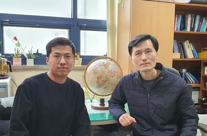 &nbsp; &nbsp; &nbsp; &nbsp; &nbsp; &nbsp; &nbsp; &nbsp; &nbsp; &nbsp; &nbsp; &nbsp;전자공학과 이홍량 학생(석박통합과정 5학기)과 이상신 교수(오른쪽). 광운대 제공