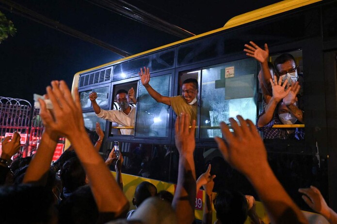 18일 미얀마 양곤의 인세인 교도소에서 석방된 정치범들이 시민들의 환영을 받고 있다. 인세인/AFP 연합뉴스