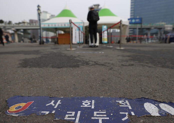 13일 오전 서울역광장에 마련된 임시선별진료소 앞에 거리두기 스티커가 바닥에 붙어있다. 연합뉴스