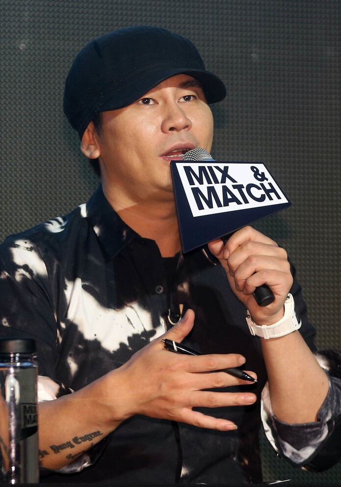 와이지(YG)엔터테인먼트를 이끌었던 양현석 총괄프로듀서가 지난 6월 사임을 발표했다. 사진은 2014년 9월 서울 여의도의 한 호텔에서 열린 와이지 신인 보이그룹 선발 프로젝트 ‘믹스앤매치’ 제작발표회에서 질문에 답하는 모습. 연합뉴스