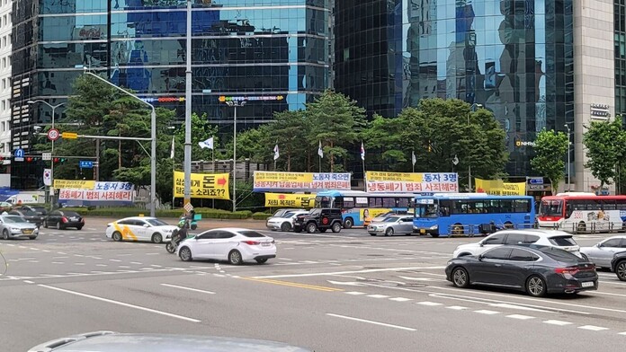 지난 23일 강남역 사거리에 이재용 삼성전자 부회장 비판 현수막 및 이 현수막 게시자를 비판하는 현수막이 걸려있다.