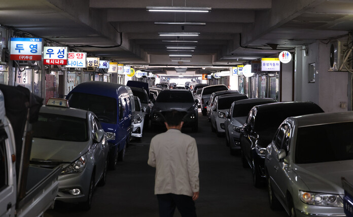 지난 28일 오후 서울 장안평중고차매매시장에 차량들이 주차되어 있다. 연합뉴스