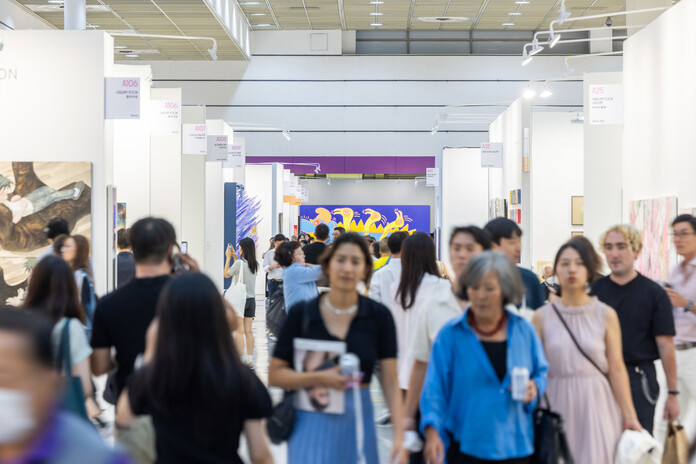 지난 9월 서울 강남 코엑스에서 열린 국내 최대규모의 국제미술품 장터 ‘한국국제아트페어(키아프) 2023’의 전시현장. 한국화랑협회 제공
