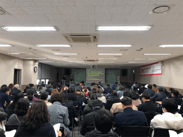 지역의 청년예술인들이 제도권의 지원 사업에 의존하게 되는 것은 어쩌면 당연한 일처럼 보인다. 하지만 그 또한 생존을 보장하진 못한다. 사진은 광주문화재단이 2019 문화예술지원 사업 공모 설명회를 진행하는 모습. 광주문화재단 제공