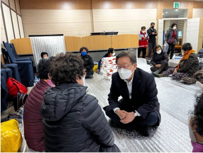 더불어민주당 이재명 대선 후보가 5일 새벽 강원도 삼척 원덕복지회관 제1대피소를 찾아 산불 이재민들을 위로하고 있다. 2022.3.5 연합뉴스