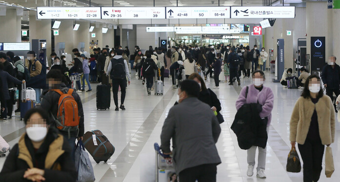 설 연휴 마지막 날인 14일 제주공항 국내선 출발 대합실이 귀경객과 관광객들로 붐비고 있다. 연합뉴스