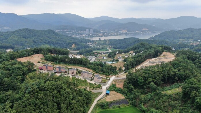 경기 양평군에서 남한강이 보이는 전망 좋은 산능선에 쪼개기 연접 개발이 이뤄지고 있는 모습.