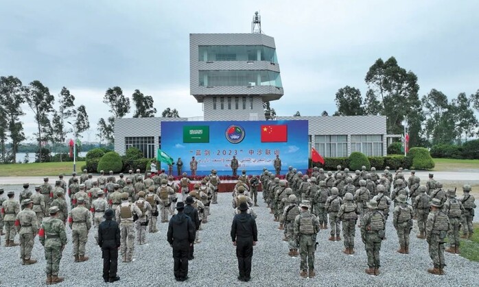 9일 중국 광둥성 잔장의 해군 부대에서 열린 중국-사우디아라비아해군 특수전 합동훈련 ‘푸른검-2023’ 개막식에 양국 군인들이 줄지어 서 있다. 중국 국방부 누리집 갈무리