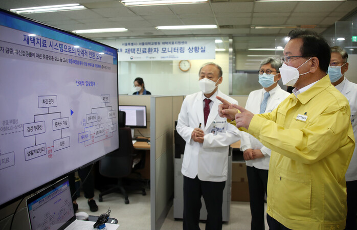 김부겸 국무총리가 8일 서울 종로구 율곡로의 서울대병원 재택치료지원센터를 방문해 운영현황을 보고 받고 있다. 연합뉴스