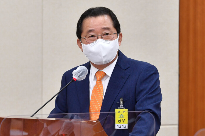 조운호 하이트진로음료 사장이 8일 오후 서울 여의도 국회에서 열린 정무위원회의 공정거래위원회 등에 대한 국정감사에 증인으로 출석해 의원 질의에 답변하고 있다. 연합뉴스