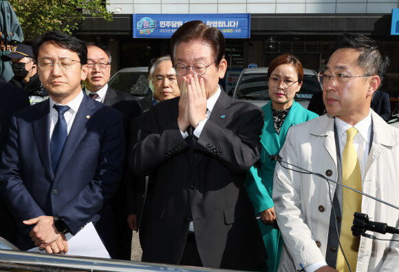 이재명 더불어민주당 대표가 민주연구원에 대한 검찰 압수수색이 진행 중인 24일 오전 서울 여의도 더불어민주당 중앙당사 앞에서 굳은 표정으로 기자회견을 하고 있다. 연합뉴스