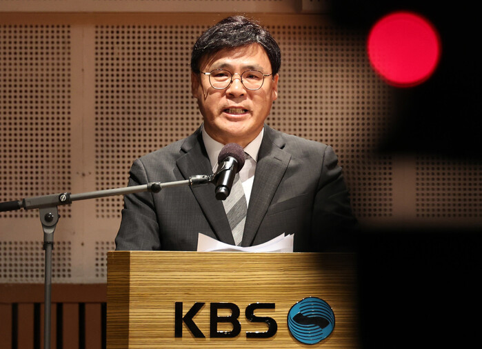 김의철 한국방송(KBS) 사장이 지난 8일 오전 서울 여의도 KBS 아트홀에서 정부의 수신료 분리 징수 권고에 관한 입장을 밝히고 있다. 윤운식 선임기자 yws@hani.co.kr