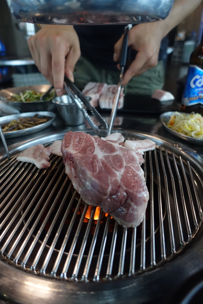 ‘구두미 연탄구이’의 고기구이. 송호균 객원기자