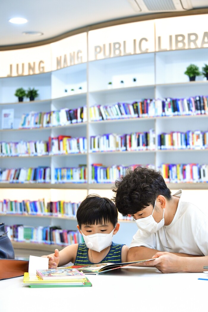 지난해 8월11일 서울 중랑구립정보도서관에서 한 아빠가 아들에게 그림책을 읽어주고 있다. 중랑숲어린이도서관 제공 지난해 8월11일 서울 중랑구립정보도서관에서 한 아빠가 아들에게 그림책을 읽어주고 있다. 중랑숲어린이도서관 제공