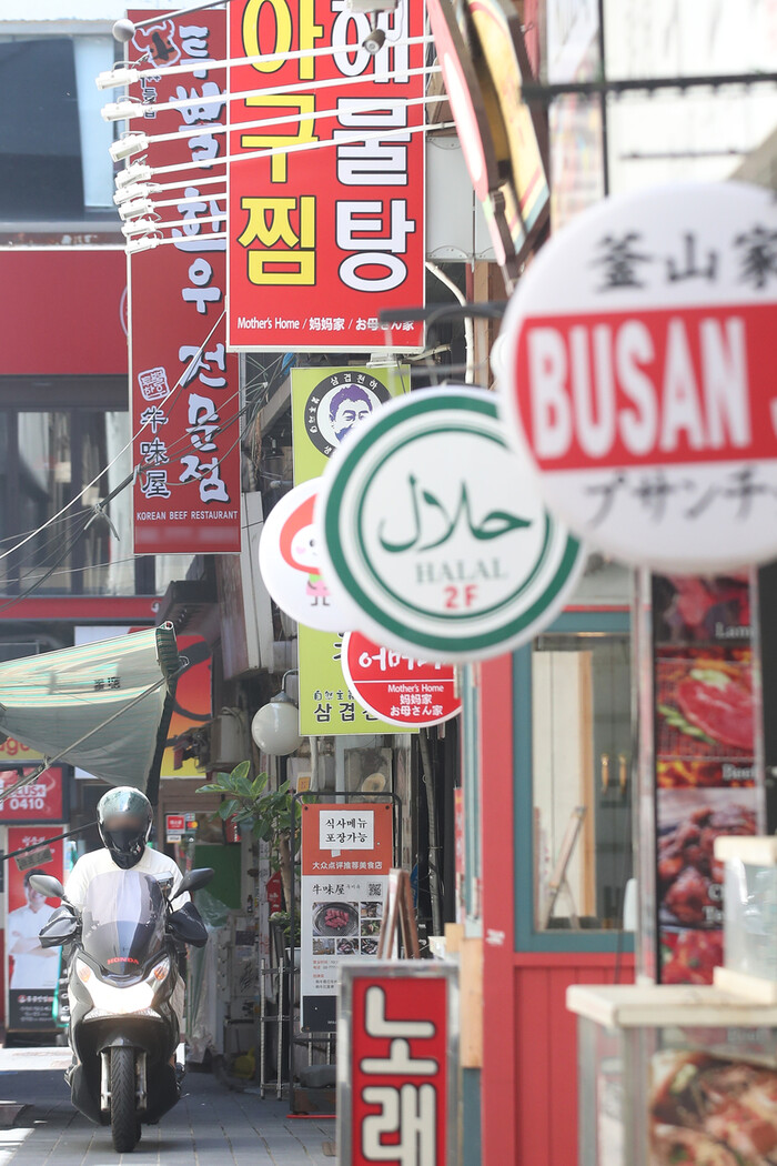 지난 25일 오후 서울 중구의 한 식당가에 배달 오토바이가 오가고 있다. 연합뉴스