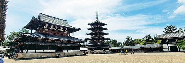 세계에서 가장 오래된 목조건축물인 호류지 금당과 5층탑. 금당에는 유명한 금당벽화가 그려져 있고, 높이 33m의 5층탑에도 많은 국보급 문화재가 있다.