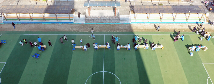 8일 오전 광주 서구 한 초등학교에서 코로나19 확진자 발생하면서 전교생 전수검사가 진행되고 있다. 연합뉴스