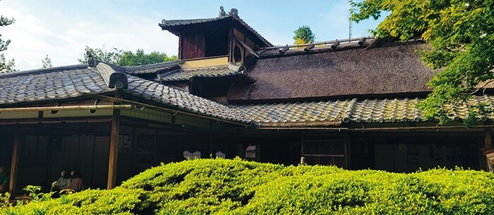 시센도 본채 전경. 현관 위에 정원 전체를 조망할 수 있는 누각 ‘쇼게쓰로’(嘯月樓)가 있다.