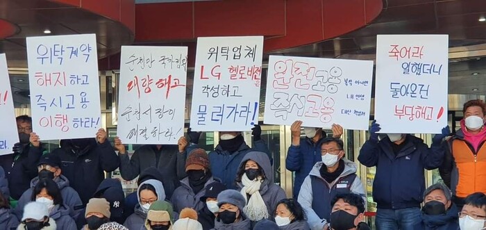 순천만 국가정원 위탁업체에서 매표·검표·주차·경비·청소 등을 맡던 비정규직 노동자 44명이 지난달 30일 해고되자 순천시청 앞에서 원직 복직을 요구하며 농성하고 있다. 민주노총 순천시지부 제공