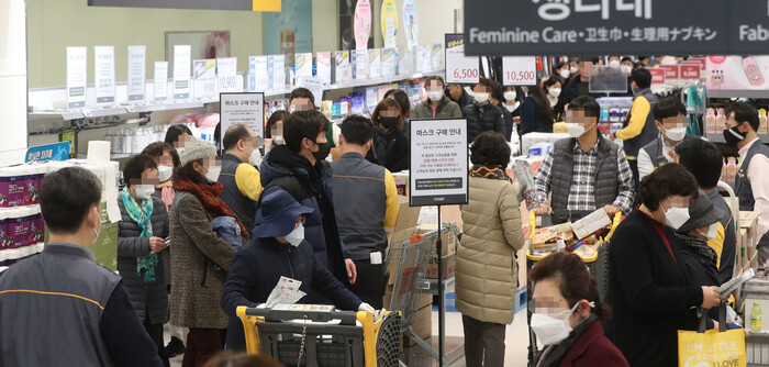 26일 서울 시내 한 마트에서 시민들이 마스크를 사기 위해 길게 줄을 서고 있다. 연합뉴스