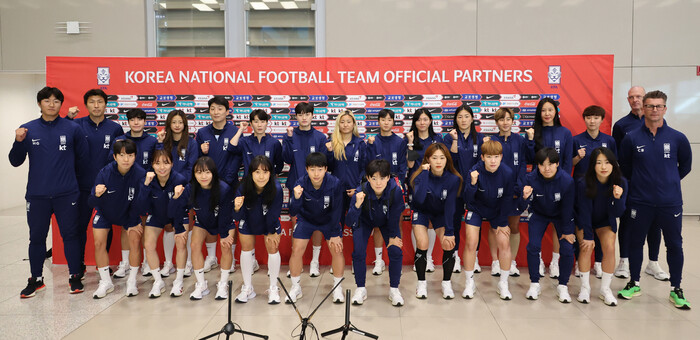 한국 여자 축구대표팀이 5일 오후 인천공항을 통해 귀국해 기념촬영을 하고 있다. 연합뉴스