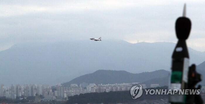 11월 23일 오전 광주 광산구 도산동 한 아파트 옥상에서 공무원이 공군 전투기 이착륙 소음을 측정하는 현장 조사를 참관하고 있다. 연합뉴스