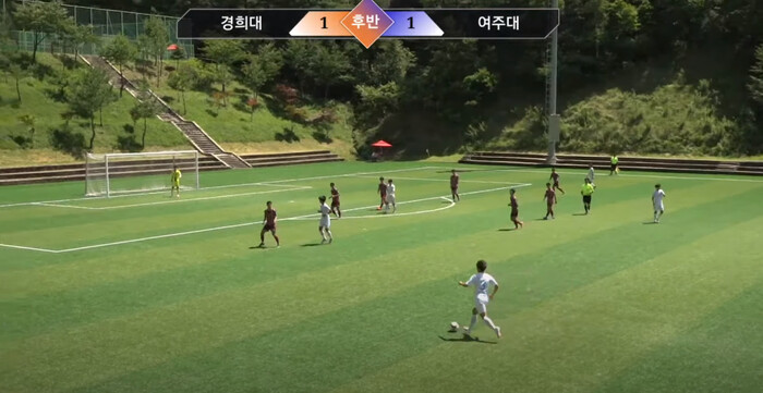 17일 열린 여주대(흰색)와 경희대의 추계대학축구연맹전 13조 경기. 대학축구연맹 유튜브 갈무리