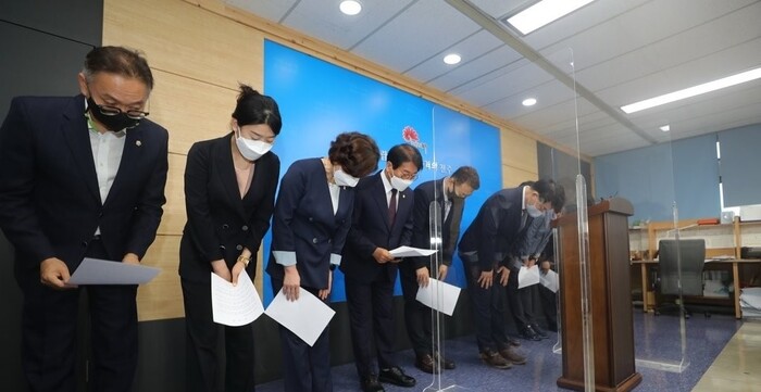 전주시의회가 지난 23일 의원들의 잇따른 비위에 대해 공개 사과했다. 연합뉴스
