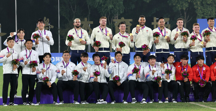 한국 7인제 럭비대표팀 선수들이 26일 중국 항저우 사범대학에서 열린 2022 항저우아시안게임 럭비 시상대에서 홍콩, 중국 선수들과 메달을 들어 보이고 있다. 항저우/연합뉴스