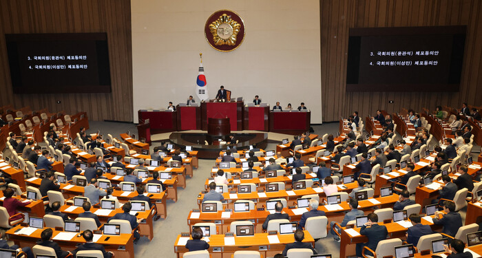 12일 국회 본회의에서 무소속 윤관석, 이성만 의원 체포동의안 표결을 하고 있다. 두 의원의 체포동의안은 부결됐다. 연합뉴스