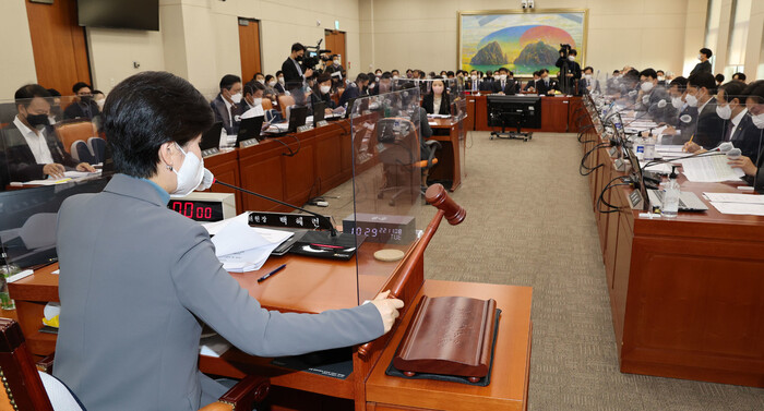 백혜련 국회 정무위원장이 8일 오전 서울 여의도 국회에서 열린 정무위원회 전체회의에서 의사봉을 두드리고 있다. 연합뉴스